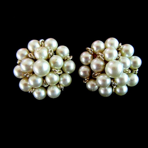 Vintage Mid Century white faux pearl cluster clip on earrings gold wires - Picture 2 of 5